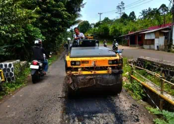Petugas DPUPR Provinsi Banten, sedang memperbaiki ruas jalan Provinsi Banten. (ISTIMEWA)