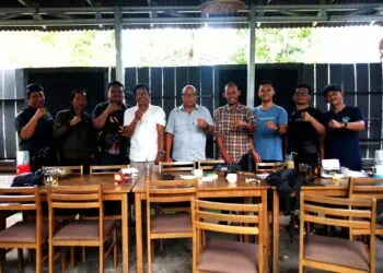 MUSYAWARAH - Jajaran pengurus SMSI Provinsi Banten dan Kabupaten Pandeglang, berfoto bersama, usai menggelar musyawarah, Kamis (4/12/2025). (ISTIMEWA)