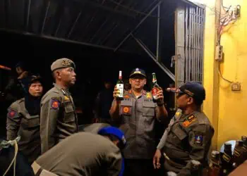 Petugas Satpol PP Kabupaten Serang, gabungan dengan pihak Kepolisian, melakukan razia Miras dan penertiban THM, beberapa waktu lalu. (DOKUMEN/SATELITNEWS.COM)