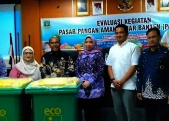 MEMBERIKAN BANTUAN : Kepala DKP Banten Nasir M Daud (tiga dari kiri), memberikan bantuan tempat sampah kepada pengelola pasar. (ISTIMEWA)