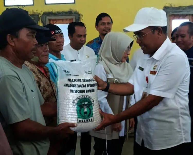 DKP Banten Distribusikan 5,9 Ton Beras untuk Ratusan Nelayan Teluk Pandeglang