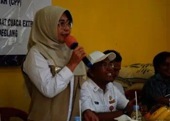 Bupati Pandeglang Raden Dewi Setiani ingatkan kelompok nelayan Desa Teluk, Kecamatan Labuan,  waspada cuaca ekstrem. (ISTIMEWA)