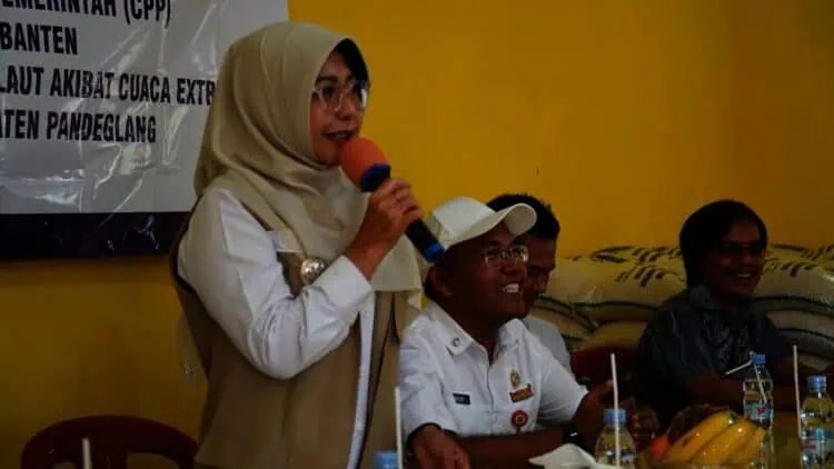 Bupati Pandeglang Raden Dewi Setiani ingatkan kelompok nelayan Desa Teluk, Kecamatan Labuan, waspada cuaca ekstrem. (ISTIMEWA)