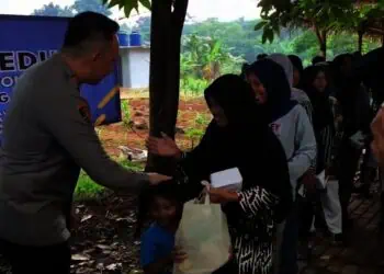 Polres Tangsel Serap Aspirasi Warga dan Salurkan Bantuan Sosial Lewat Jumat Curhat