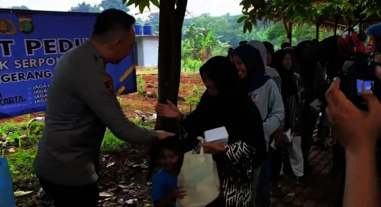 Polres Tangsel Serap Aspirasi Warga dan Salurkan Bantuan Sosial Lewat Jumat Curhat