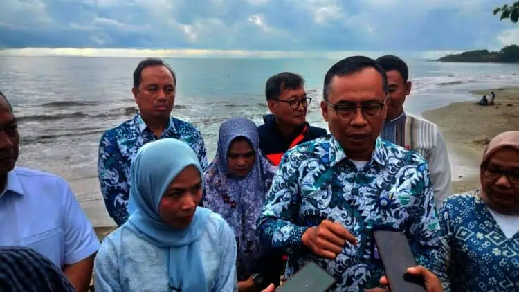 Bupati Serang Ratu Zakiyah, menyampaikan keterangan terkait kondisi Anyer - Cinangka jelang libur Nataru. (ISTIMEWA)