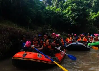 Peringati Hari Relawan Se-Dunia, Komunitas Peduli Sungai Bersama Denpom Serang Bersihkan Sungai. (ISTIMEWA)