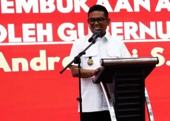 MENYAMPAIKAN SAMBUTAN : Gubernur Banten Andra Soni menyampaikan sambutan di acara pembinaan KDMP di Kabupaten Tangerang. Selama masa kepemimpinan Andra Soni, IPM Provinsi Banten mengalami peningkatakan dibandingkan tahun sebelumnya. (ISTIMEWA)
