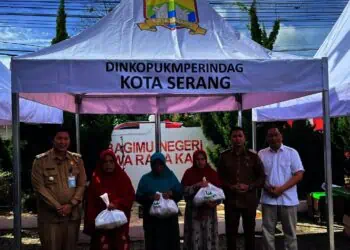 OPERASI PASAR - Kegiatan Operasi Pasar Bersubsidi Menjelang Hari Raya Natal dan Tahun Baru, yang digelar di halaman kantor Kecamatan Taktakan, Kota Serang, Senin (8/12/2025). (ISTIMEWA)