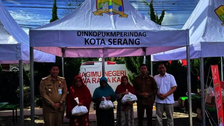 OPERASI PASAR - Kegiatan Operasi Pasar Bersubsidi Menjelang Hari Raya Natal dan Tahun Baru, yang digelar di halaman kantor Kecamatan Taktakan, Kota Serang, Senin (8/12/2025). (ISTIMEWA)