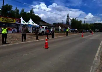 Personel Polres Serang Konsisten Melakukan Penyekatan Truk Tambang di Jalan Raya Cirabit. (ISTIMEWA)