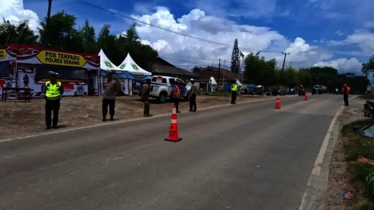 Polres Serang Konsisten Melakukan Penyekatan Truk Tambang di Jalan Raya Cirabit