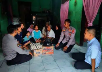 Kapolsek Cikeusal, Iptu Hairus Saleh, takziah ke rumah keluarga pelajar yang ditemukan meninggal dunia akibat tenggelam di irigasi. (ISTIMEWA)