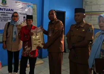 MENYERAHKAN BANTUAN : Kepala DKP Banten Nasir M Daud (tengah), menyerahkan bantuan kepada warga di Kecamatan Mancak, Kabupaten Serang. (ISTIMEWA)