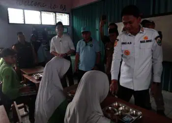 Wabup Pandeglang Iing Andri Supriadi, meninjau pendistribusian MBG di SMPN 1 Pandeglang, Selasa (9/12/2025). (ISTIMEWA)