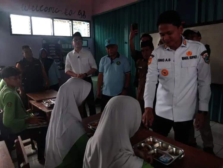 Wabup Pandeglang Iing Andri Supriadi, meninjau pendistribusian MBG di SMPN 1 Pandeglang, Selasa (9/12/2025). (ISTIMEWA)