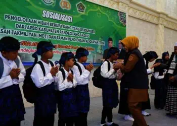 Bupati Pandeglang Raden Dewi Setiani, bersalaman dengan pelajar MDT. (ISTIMEWA)