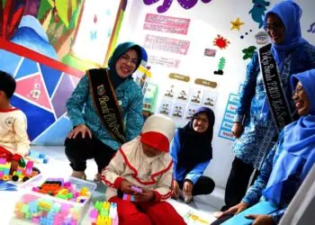 BERBINCANG: Bunda PAUD Tinawati Andra Soni (dua dari kanan), berbincang dengan anak TK ZAIS. (ISTIMEWA)