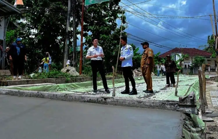 Wabup Pandeglang Iing Andri Supriadi, meninjau program Bang Andra, Selasa (9/12/2025). (ISTIMEWA)