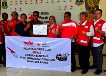 Ketua PMI Banten Ratu Tatu Chasanah, menerima donasi untuk korban bencana Aceh, Sumut dan Sumbar. (ISTIMEWA)