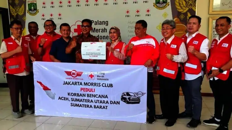 Ketua PMI Banten Ratu Tatu Chasanah, menerima donasi untuk korban bencana Aceh, Sumut dan Sumbar. (ISTIMEWA)