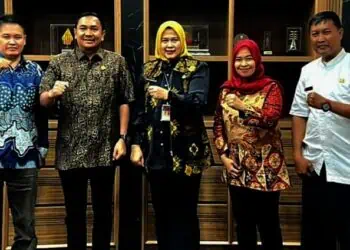 BERKUNJUNG : Kepala BPKAD Banten Rina Dewiyanti (tengah) berkunjung kepada Asdatun Kejati Banten Ricky Setiawan Anas (dua dari kiri). (ISTIMEWA)
