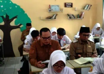 Walikota Serang Budi Rustandi dan Kepala Disdikbud Kota Serang Ahmad Nuri, di tengah-tengah pelajar di Kota Serang, Senin (15/12/2025). (LUTHFI/SATELITNEWS.COM)