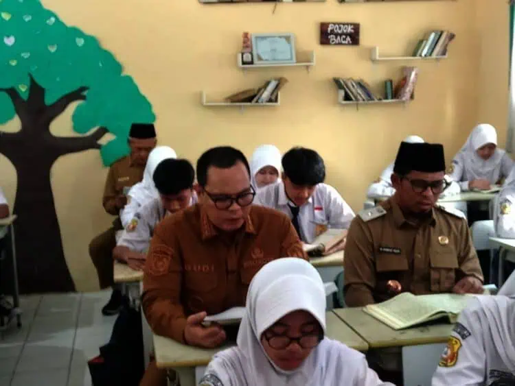 Walikota Serang Budi Rustandi dan Kepala Disdikbud Kota Serang Ahmad Nuri, di tengah-tengah pelajar di Kota Serang, Senin (15/12/2025). (LUTHFI/SATELITNEWS.COM)