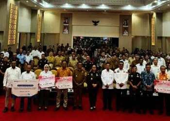 BERKOLABORASI - Wakil Bupati (Wabup) Pandeglang Iing Andri Supriadi, menghadiri Penandatanganan Kesepakatan Bersama antara Pemerintah Provinsi Banten dan Kejaksaan Tinggi (Kejati) Banten, tentang pengawalan dan pengamanan percepatan pembangunan Koperasi Desa/Kelurahan Merah Putih, sekaligus penyerahan bantuan CSR untuk Koperasi Merah Putih, yang berlangsung di Pendopo Gubernur Banten, Kota Serang, Senin (15/12/2025). (ISTIMEWA)