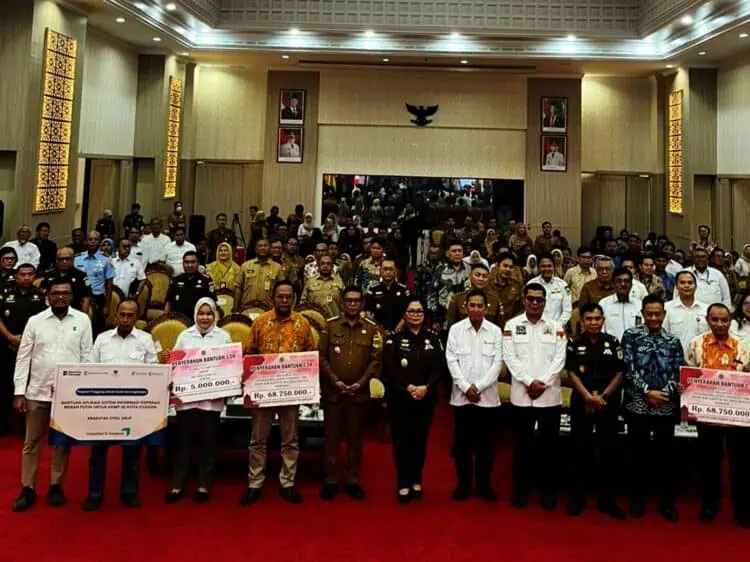 BERKOLABORASI - Wakil Bupati (Wabup) Pandeglang Iing Andri Supriadi, menghadiri Penandatanganan Kesepakatan Bersama antara Pemerintah Provinsi Banten dan Kejaksaan Tinggi (Kejati) Banten, tentang pengawalan dan pengamanan percepatan pembangunan Koperasi Desa/Kelurahan Merah Putih, sekaligus penyerahan bantuan CSR untuk Koperasi Merah Putih, yang berlangsung di Pendopo Gubernur Banten, Kota Serang, Senin (15/12/2025). (ISTIMEWA)