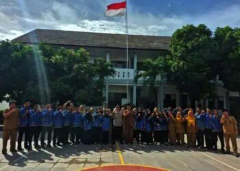 Kapolres Serang AKBP Condro Sasongko, berfoto bersama dengan pelajar dan jajaran guru SMAN 1 Pontang, Senin (15/12/2025). (ISTIMEWA)