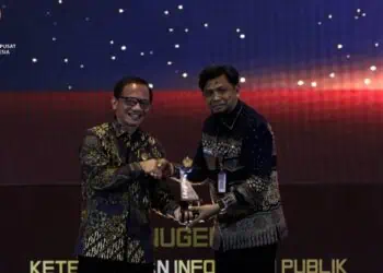 MENERIMA PIAGAM : Kepala Dinas Komunikasi, Informatika, Statistik, dan Persandian Provinsi Banten Beni Ismail (kiri) menerima piagam penghargaan Keterbukaan Informasi Publik. (ISTIMEWA)