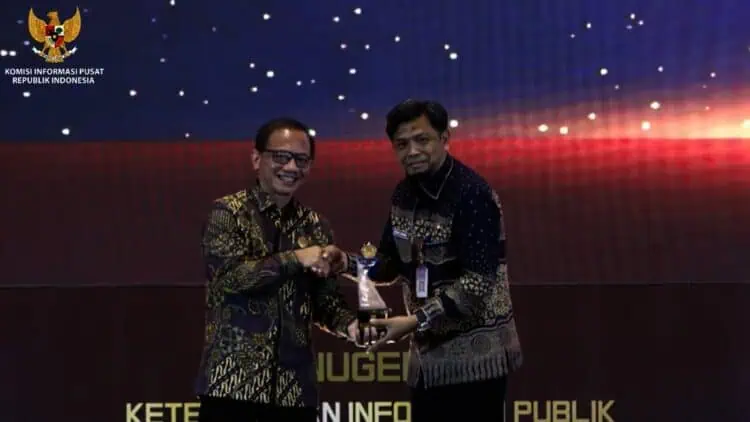 MENERIMA PIAGAM : Kepala Dinas Komunikasi, Informatika, Statistik, dan Persandian Provinsi Banten Beni Ismail (kiri) menerima piagam penghargaan Keterbukaan Informasi Publik. (ISTIMEWA)