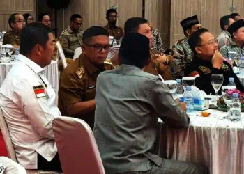 BERBINCANG : Gubernur Banten Andra Soni, berbincang dengan Ketua DPRD Banten Fahmi Hakim. (ISTIMEWA)