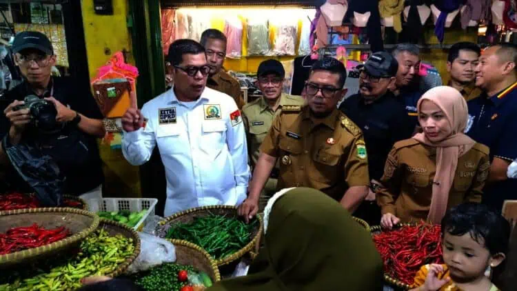 Gubernur Banten Andra Soni dan Bupati Serang Ratu Rahmatuzakiyah, sidak harga dan stok sembako di Pasar Ciruas, Kabupaten Serang, Selasa (16/12/2025). (ISTIMEWA)