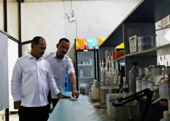 Wabup Serang Najib Hamas, tinjau Labolatorium DLH Kabupaten Serang, Rabu (17/12/2025). (ISTIMEWA)
