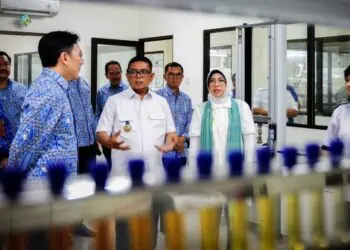 BERBINCANG : Gubernur Banten Andra Soni berbincang mengenai potensi investasi di Banten dan peluang usaha yang menjanjikan di Provinsi Banten. (ISTIMEWA)
