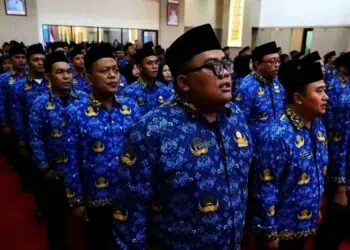 APEL : Sejumlah pegawai di Pemprov Banten mengikuti apel pagi. Rencana rotasi, mutasi, dan promosi pejabat dilingkungan Pemprov Banten menjadi sorotan dan harus dilakukan secara profesional. (ISTIMEWA)