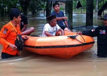 Petugas BPBD melakukan penanganan banjir, di wilayah Kabupaten Serang, Kamis (18/12/2025). (ISTIMEWA)