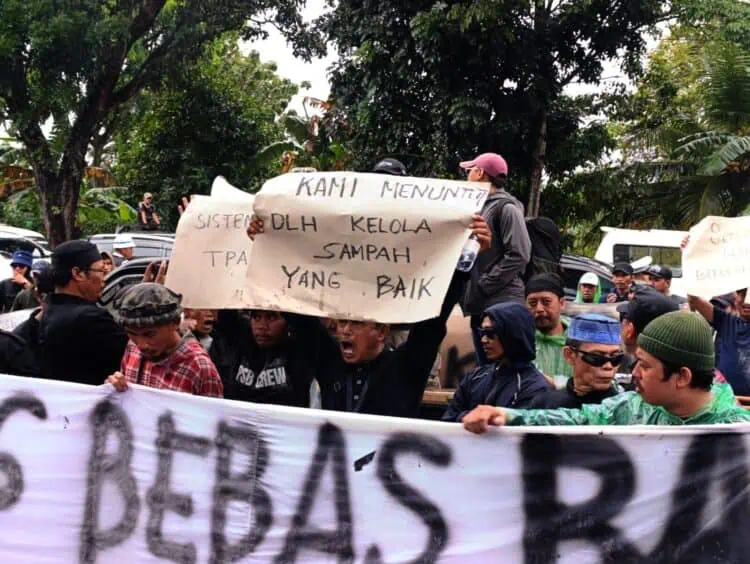 Unjuk Rasa di Gedung DPRD, Warga Serpong Desak Masalah Sampah Ditangani Menyeluruh