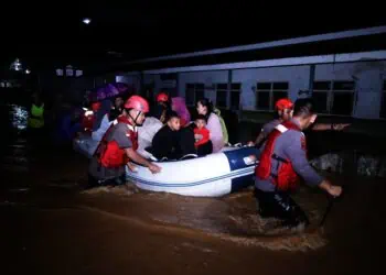 Korban Banjir Padarincang Dievakuasi, Personel Polda Banten Fokus Warga Prioritas