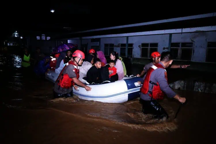 Korban Banjir Padarincang Dievakuasi, Personel Polda Banten Fokus Warga Prioritas