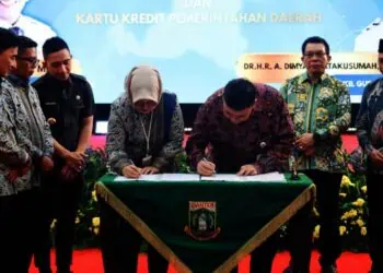 PENANDATANGANAN BERITA ACARA : Gubernur Banten Andra Soni (dua dari kiri) menyaksikan penandatanganan pemindahan RKUD Pemkab Lebak ke Bank Banten. (ISTIMEWA)