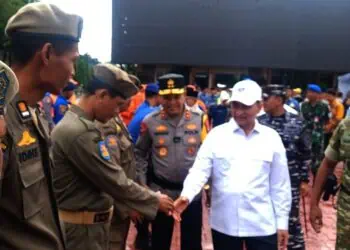 Wagub Banten Dimyati Natakusumah, memeriksa kesiapan pasukan pengamanan Nataru, di Mapolda Banten, Jumat (19/12/2025). (ISTIMEWA)