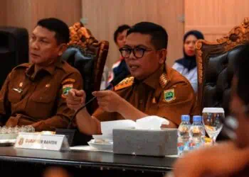 MEMIMPIN RAKOR : Gubernur Banten Andra Soni, memimpin rakor penanganan banjir di Serang. Pemprov menerjunkan beberapa alat berat, untuk penanganan saat terjadi banjir dan setelah terjadi banjir. (ISTIMEWA)
