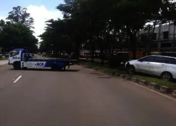 Diduga Mengantuk, Avanza Hantam Tiang PJU di Cikupa