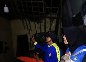Dua rumah di Kasemen, Kota Serang, roboh. Kejadian itu dipicu akibat hujan deras disertai angin kencang, Kamis (25/12/2025) petang. (ISTIMEWA)