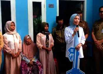 Kepala DPRKP Okeu Oktaviana saat mendampingi bupati meresmikan rutilahu yang barusaja selesai diperbaiki di Carenang. (ISTIMEWA)