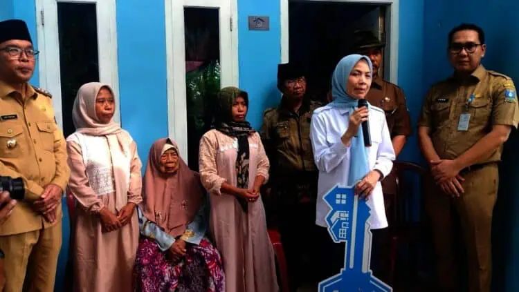 Kepala DPRKP Okeu Oktaviana saat mendampingi bupati meresmikan rutilahu yang barusaja selesai diperbaiki di Carenang. (ISTIMEWA)