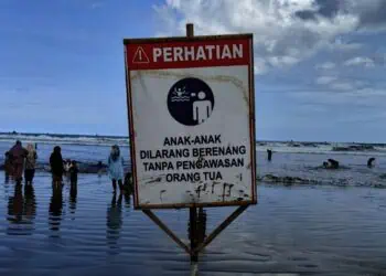 Pengunjung Pantai Bageudur Meningkat, Petugas Siaga Jaga Keselamatan